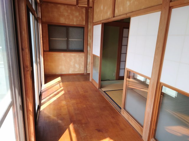 2階廊下：突き当りに窓があり、風通しもよし。