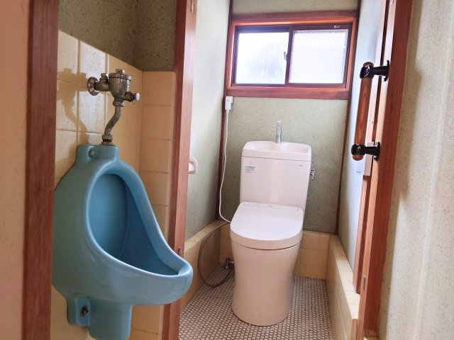窓から自然光や新鮮な空気が入り、閉鎖的なトイレ空間に開放感を与えられそうですね。