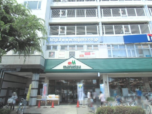 鶴川駅前スーパーマルエツです。