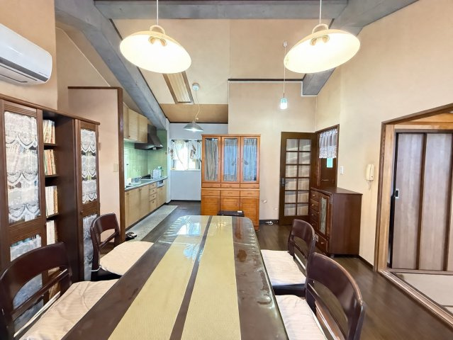 ダイニングとキッチンが一体となった開放的なLDK。天井が高く、広がりを感じられる空間で家族が自然と集まります。キッチンまでの動線も良く、配膳や片付けもスムーズ。使い勝手の良いレイアウトです。