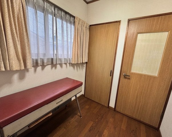 コンパクトながら使いやすい洋室は、書斎や趣味部屋としてもおすすめ。窓から光が入り、明るく落ち着いた空間です。ちょっとした作業や在宅ワークにも適しており、用途に応じて活用できます。