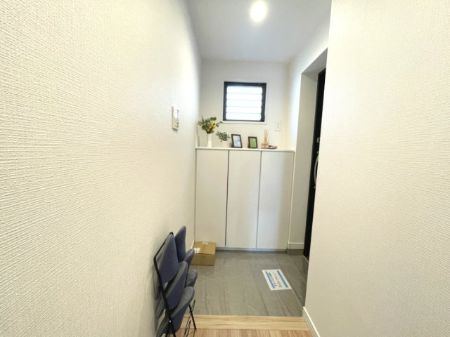 宅配等の受け取りの際にも、室内が見えない玄関で、防犯面も安心。　