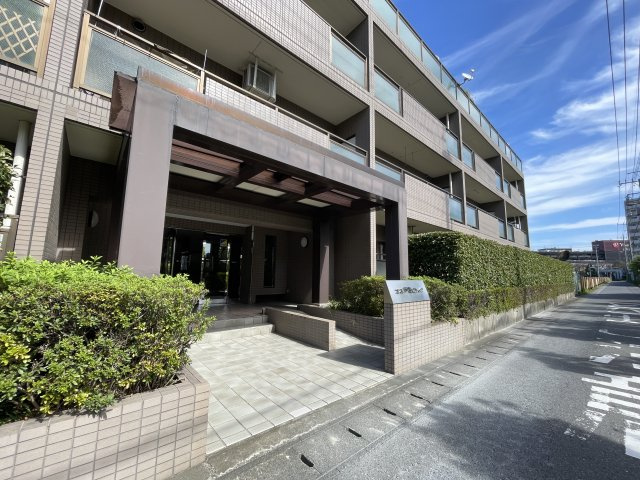 明るく広々としたエントランスが迎えてくれます。　