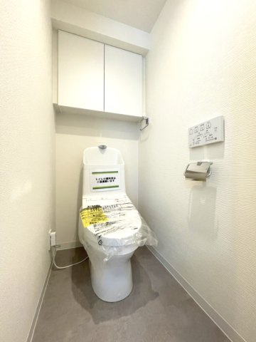 温水洗浄便座付きの清潔感あるトイレは、落ち着いた空間に。　