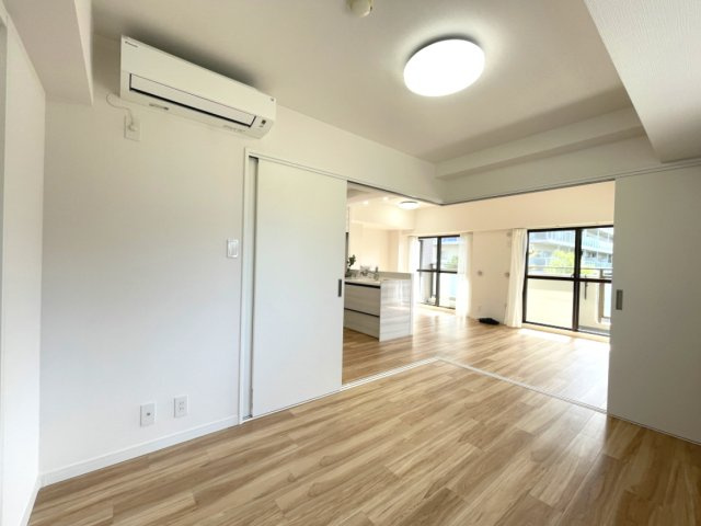 LD横の洋室は、扉を開けて解放感ある空間に。　