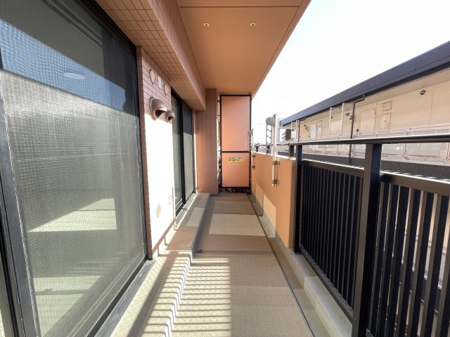 南向きで陽当たり良好のバルコニーです。　