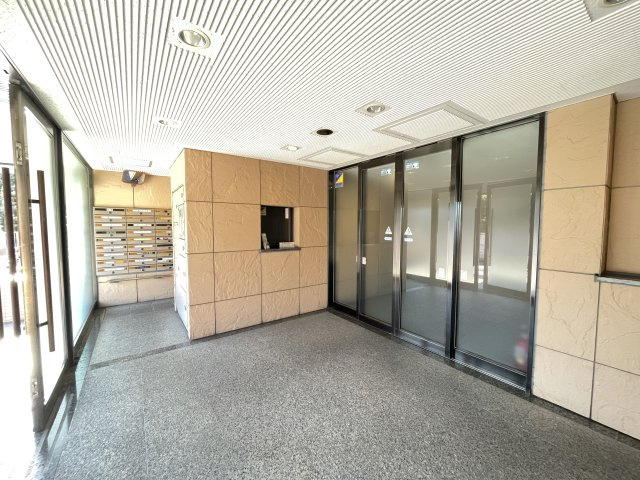 明るく広々としたエントランスが迎えてくれます。　