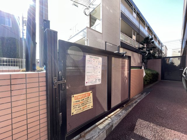 敷地内にゴミ捨て場もあり、忙しい朝も安心です。　
