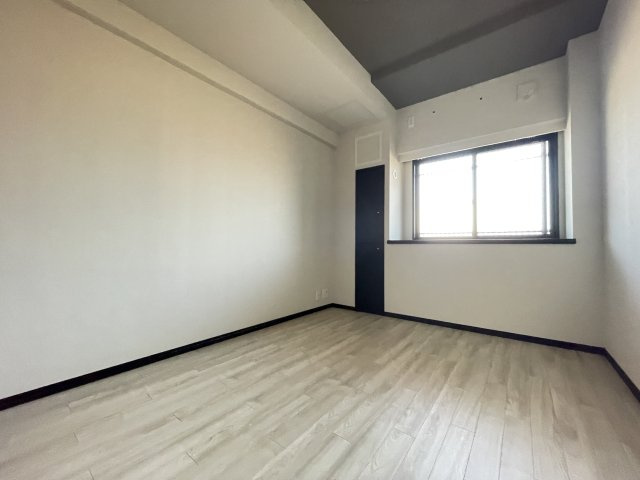 小さな窓がついた洋室は、優しい光が降り注ぎます。　