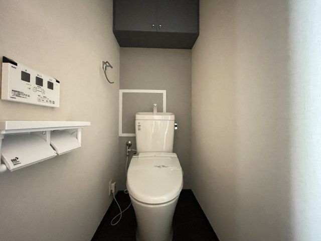 温水洗浄便座付きの清潔感あるトイレは、落ち着いた空間に。　