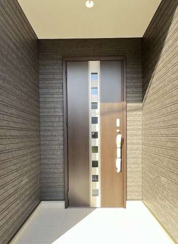 重厚感と上質さを感じる玄関アプローチ