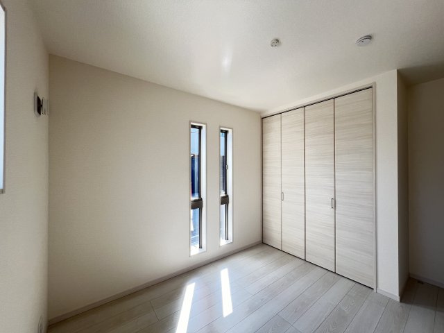 明るさと収納力を兼ね備えた一室