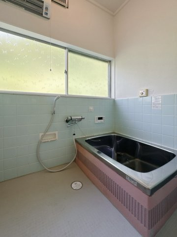 ■浴室｜1日の疲れを癒す、ゆったりとしたバスタイムをぜひお過ごしください(*＾＾*)大きな窓付きで嬉しい♪