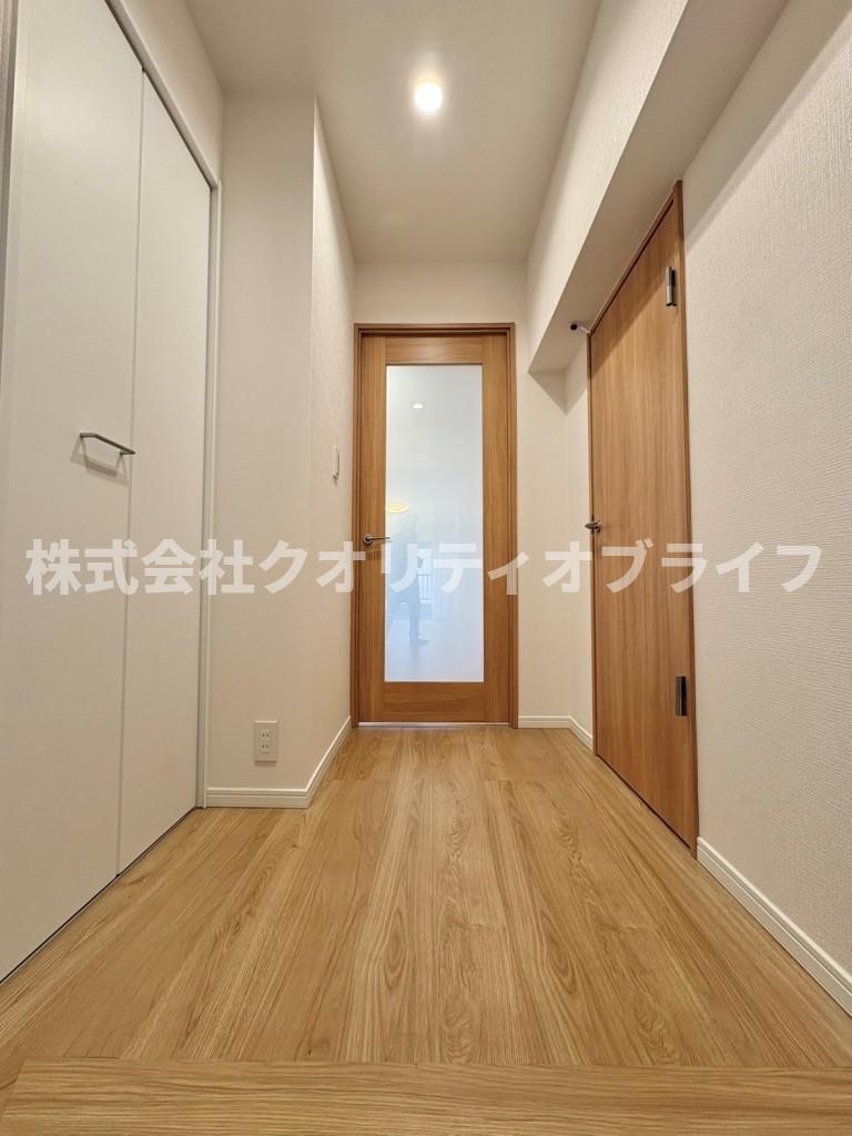 玄関から見たリビングまでの動線