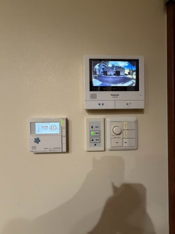 来客時に姿を確認できるモニタ付きインターホン・床暖房が操作できるリモコン・電気スイッチが集約されています。