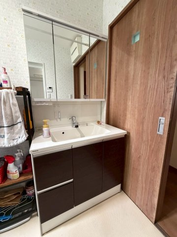 洗面室の独立洗面台です。物の出し入れがしやすい引き出し収納つきで、使い勝手も良好。