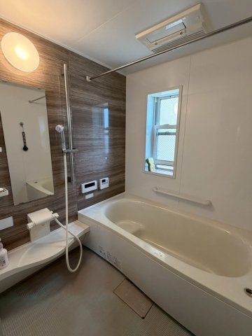 木目調のアクセントパネルで、お部屋のようなリラックス空間を演出するバスルームです。
