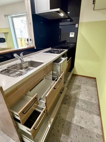 家事をしながらでもお部屋全体を見渡せる対面式キッチン。