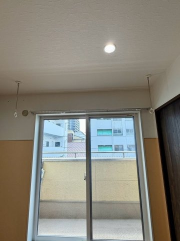 3階洋室（約6.3帖）：室内干しも快適に行えるホスクリーンがあります。梅雨や花粉の季節に大活躍の設備です。