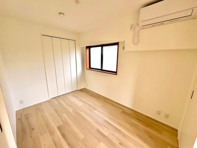 洋室6帖　全居室収納で収納豊富です。