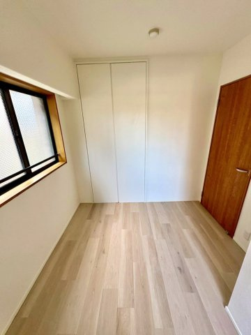 洋室　4.3帖　2面採光で開放感あるお部屋です。