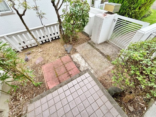 エントランス側の専用庭