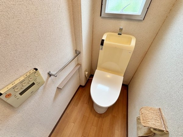 窓の付いたトイレ部分