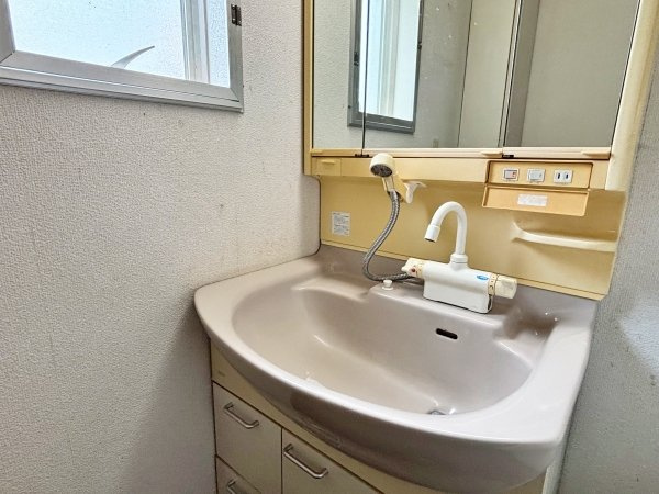 窓の付いた洗面部分