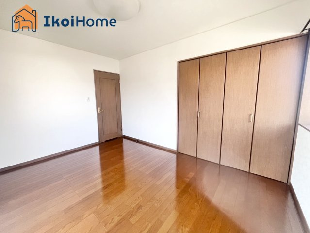 2Fは7.3帖洋室×2。8.5帖洋室がございます。全室2面採光で明るいです。収納も充実しています