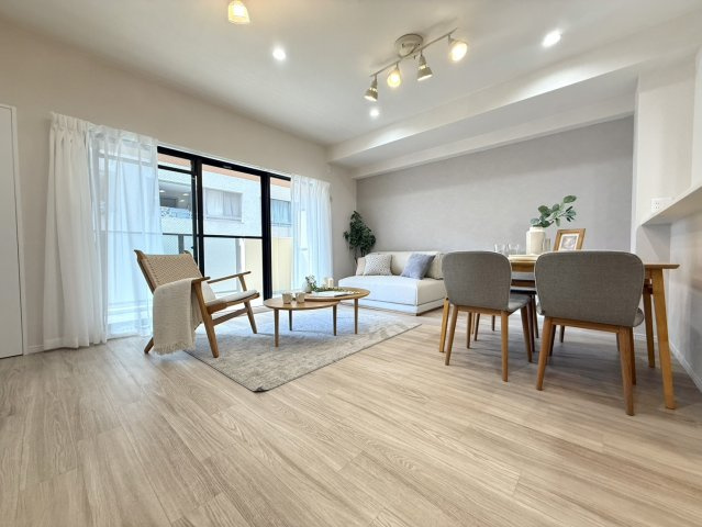 生まれ変わった室内で快適な毎日を。約16.6帖のゆったりLDKが、家族の団らんを彩ります。