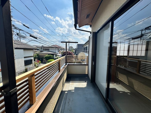 日中の長い時間、日が差し込む南面バルコニー。洗濯物がカラッと乾きます。　