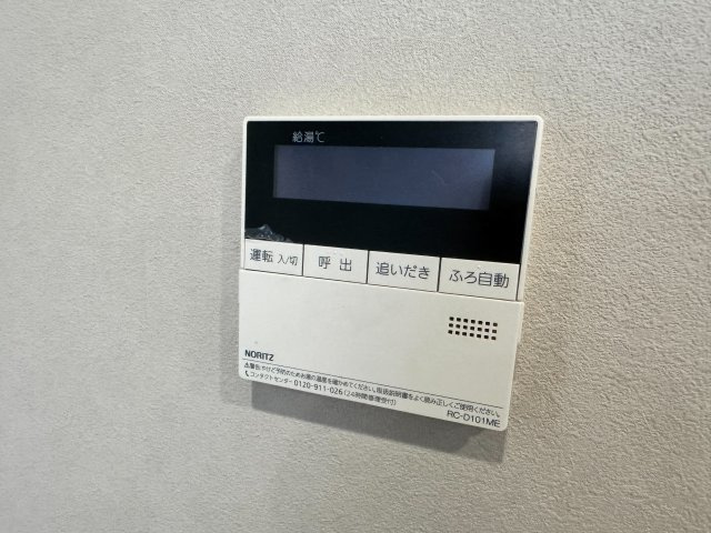 リビングに給湯リモコンがあるので、料理中の子供の様子を見ながらでも温度調整や追い炊きがワンタッチ！移動無しで家事が楽になります！　