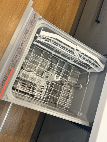 場所も取らないビルトイン型の食器洗乾燥機を標準装備。パワフルな洗浄力で頑固な汚れもしっかりと落とします。　