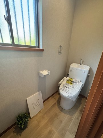 トイレは温水洗浄機能搭載なので、清潔に気持ち良くお使いいただけます！トイレットペーパーの節約にもなります！暖房便座で寒い日もあたたかです♪　
