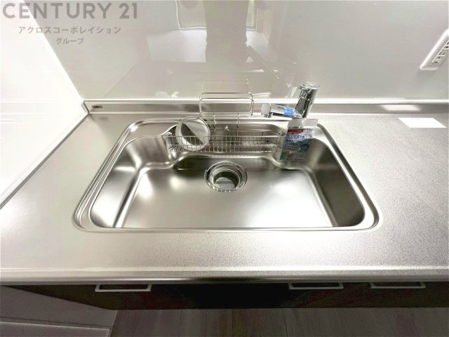 大きなシンクでお鍋などの大きな調理器具を洗う際にも便利です。　