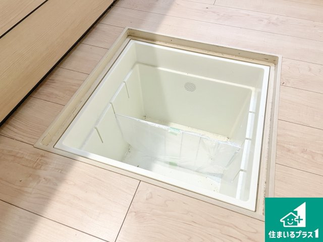 キッチンには床下収納♪長期保存可能な防災関連グッズなどの収納に最適♪