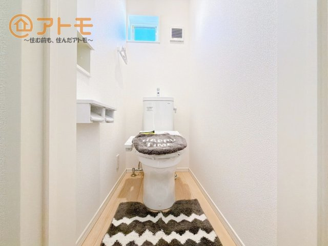 窓があり換気もすぐにできる、清潔感のあるトイレです♪