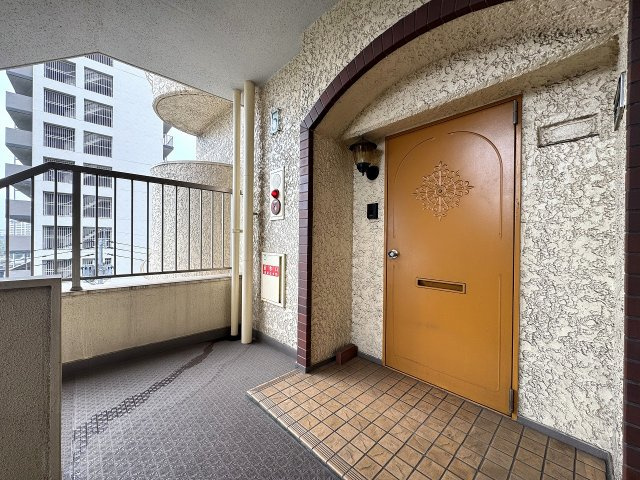 レトロな玄関のデザインは落ち着きがあります。