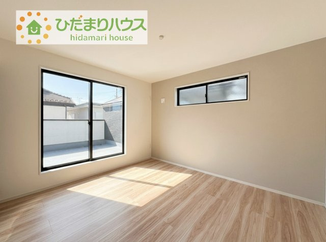 バルコニーに面していて、たっぷり光りの入る明るい主寝室です！