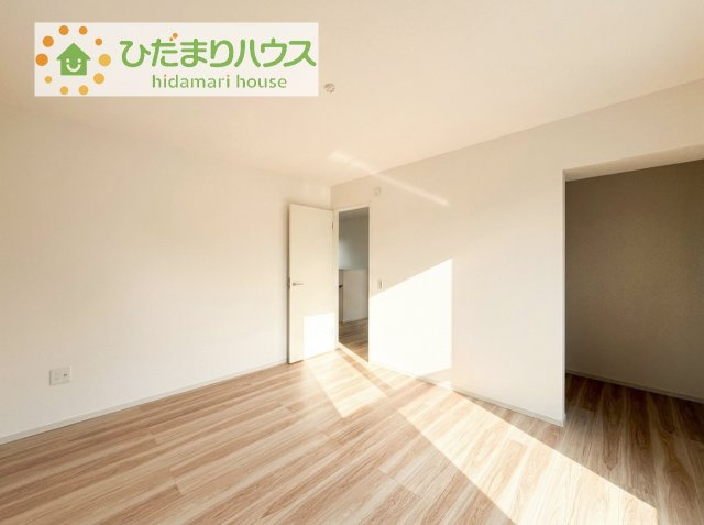 広めの主寝室は、ベッドの他にもパソコンデスクやドレッサーなども置けちゃいます(*^-^*)