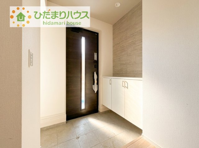 毎日「行ってきます」「ただいま」をいう玄関は明るく光が差し込みます♪