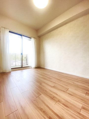 西側洋室にも大きな窓があります♪