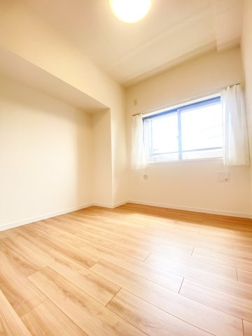 北東洋室、角部屋で窓もあって北側でも陽当たり◎