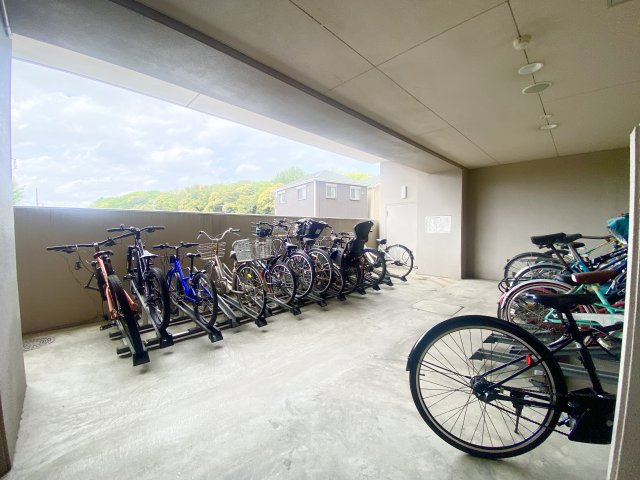 屋根付きの駐輪場で雨の日も心配なし！