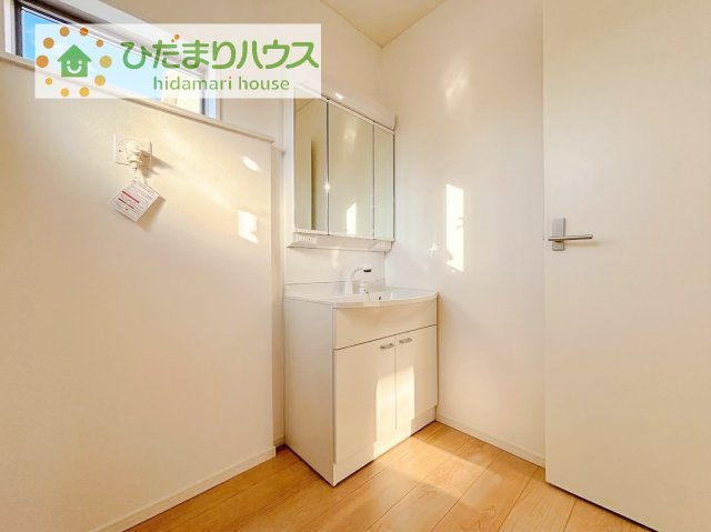 三面鏡の大きな鏡は憧れます(^^♪　鏡の後ろは収納となっていて、細かいものでも収納できるのでスッキリと整理できます！