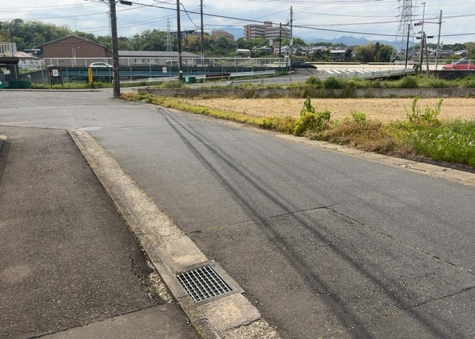 土地の形が極端に長細かったり、狭小地、あるいは道路との高低差がある傾斜地だった場合、後々売ろうとしても買い手がつかない場合もあります。後々、売却することになった時に価値の下がらない土地を選びましょう。