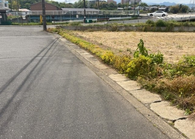 土地の面積＝住宅面積ではありません。建ぺい率の問題などで、土地のある場所によって住宅を建てられる面積は限られています。高さもしかり、「土地」という言葉の中には、建築条件も含まれると考えておきましょう。
