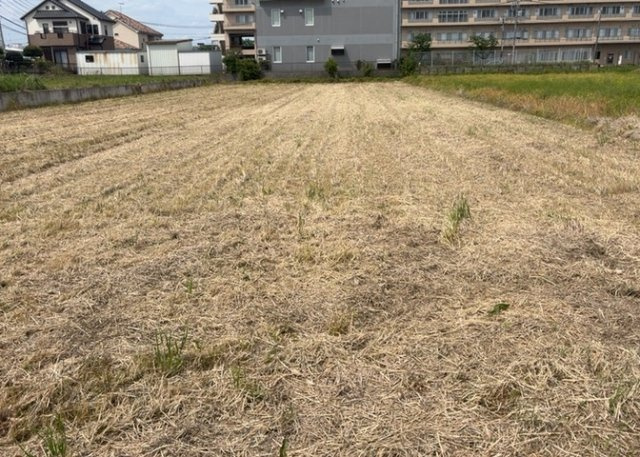 土地の前の道路に消火栓が設置されていることがあります。この場合、道路交通法第45条第1項により、駐車禁止の場所が指定されています。そのため、車庫などの駐車スペースをつくることができない場合があります。