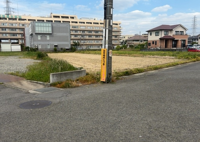 現地に行くなら、物件の周囲の地形がどうなっているかを見ることも大切です。周辺より低くなっている土地では、大雨などで水が集まりやすいため、地盤が弱くなっているということも考えられるため、注意が必要です。