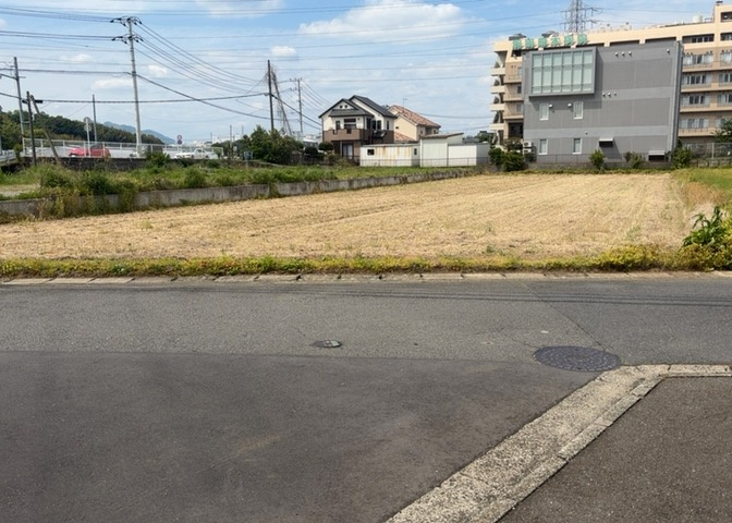 人が暮らすうえで日光は大切な要素となります。日当たりの良さは譲れないポイントですね。併せて近くに大きな建築物の建築予定がないか、あるいはそれが可能な土地が近くにないか事前に確認することもお勧めします。